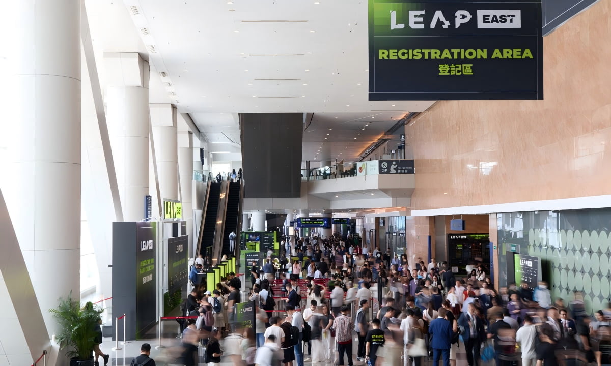 Компания TopXGun представила на выставке LEAP EAST 2026 беспилотный летательный аппарат C15 для уборки высотных зданий, демонстрируя более совершенные решения для уборки.